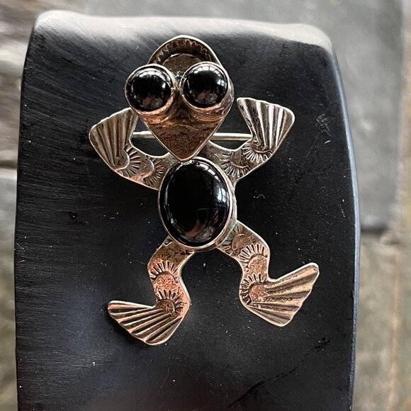 Vintage Native American Sterling Silver Dancing Frog Brooch Southwestern Pin - Picture 1 of 7